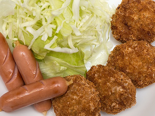 揚げ物とソーセージ定食