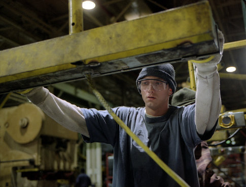 プレス工場で働くエミネム